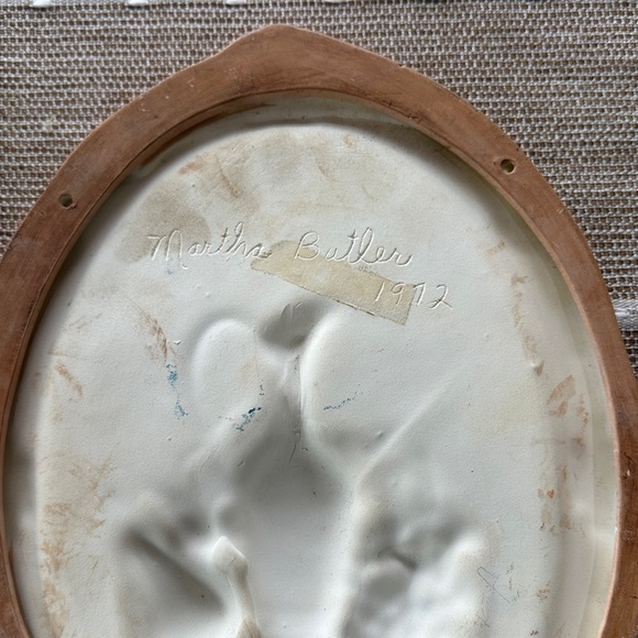 Vintage Style Oval Wall Plaque with Blue Vase and Fruit Design - Picture 3 of 7